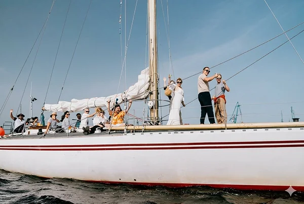 Privāts pasākums uz jahtas — svinības un mīlestība