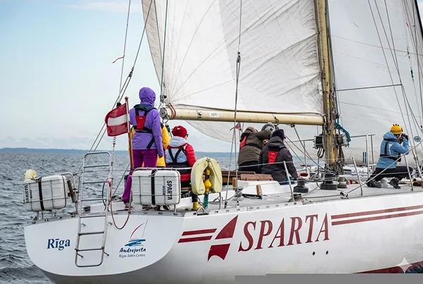 1 stundas izbrauciens ar jahtu — viegla atpūta uz ūdens